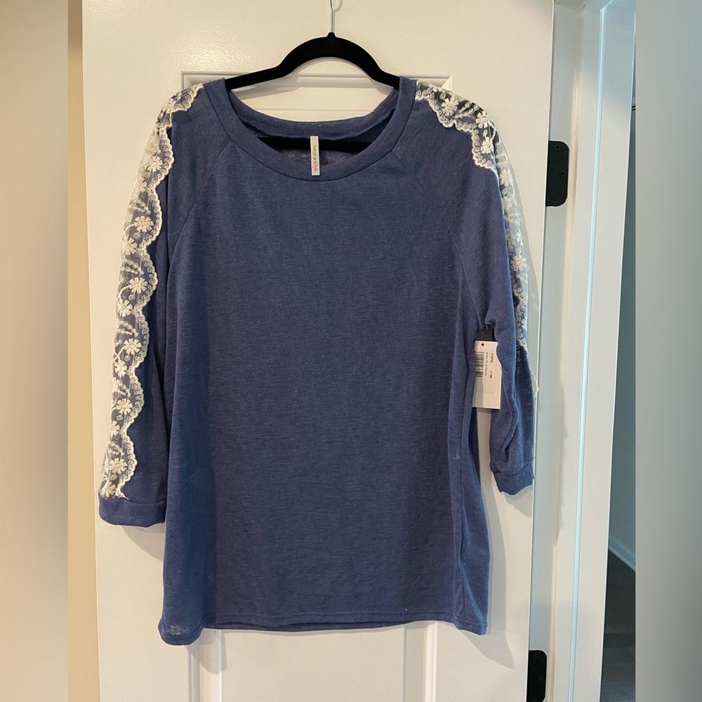 NWT Blue and Cream lace 3/4 thin sweater